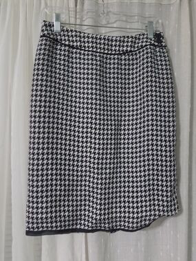 Classic Black and White Houndstooth Pencil Skirt